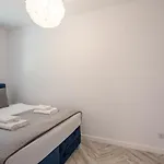 Ambria Matejki 17 *
